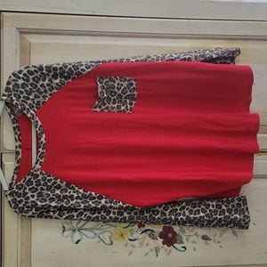 Red leopard raglan pocket tee